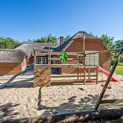 Vakantiehuis "Thana" - 1.4km from the sea