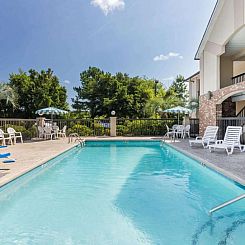 Howard Johnson by Wyndham Savannah GA