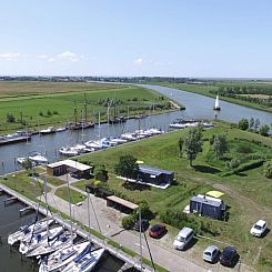 Prachtige 2 persoons glamtainer in Friesland aan het water