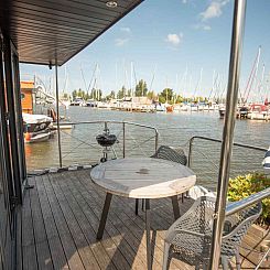 Knusse 4 persoons House boat met uitzicht over het water in