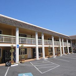 Caravelle Inn & Suites