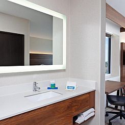 Holiday Inn Express Los Angeles LAX Airport, an IHG Hotel