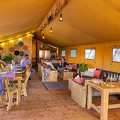 Groepsverblijf groepstent + vier luxe 6-pers. glamping