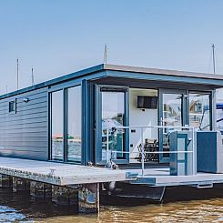 Tiny houseboat Uitgeest I