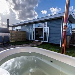 Luxe 2 persoons Tiny House met Hottub en Sauna aan de