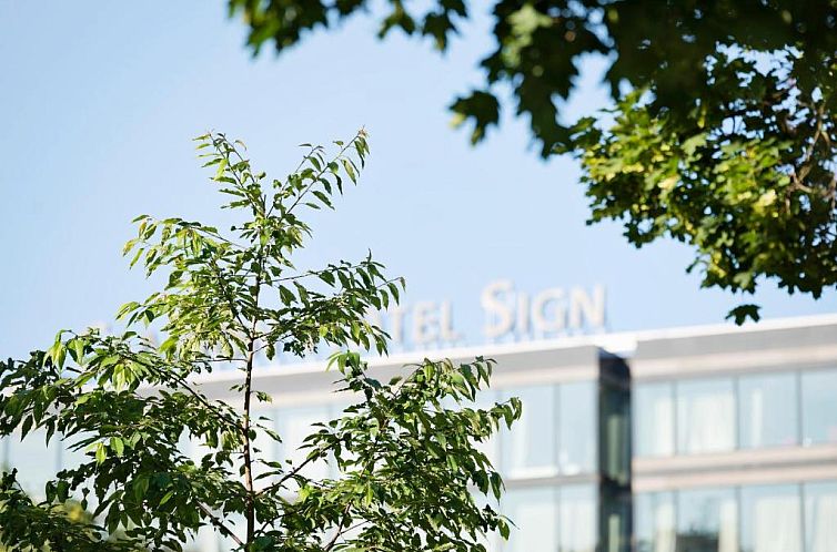 Clarion Hotel Sign