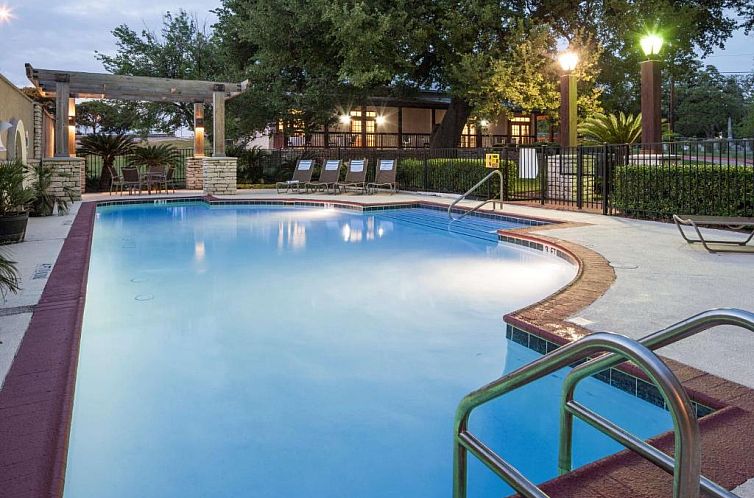 DoubleTree by Hilton Austin-University Area