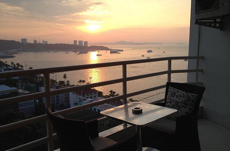 View Talay 6 Pattaya Beach Apartment by Honey