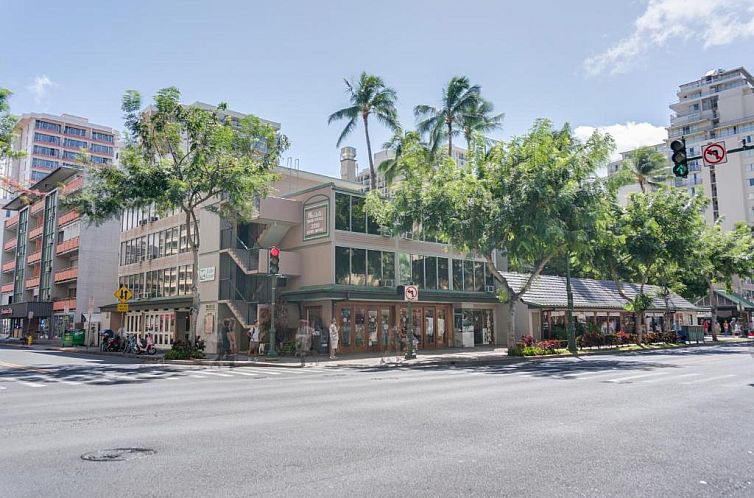 Kuhio Banyan Hotel (with Kitchenettes)