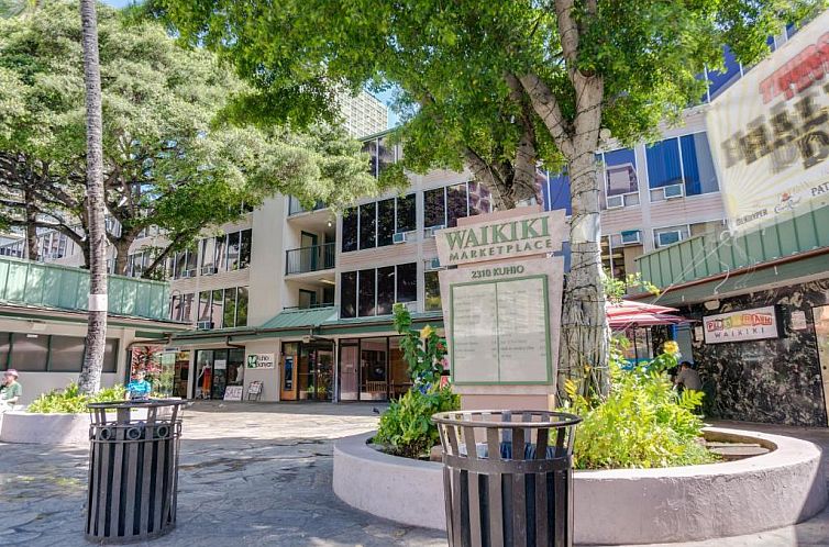 Kuhio Banyan Hotel (with Kitchenettes)