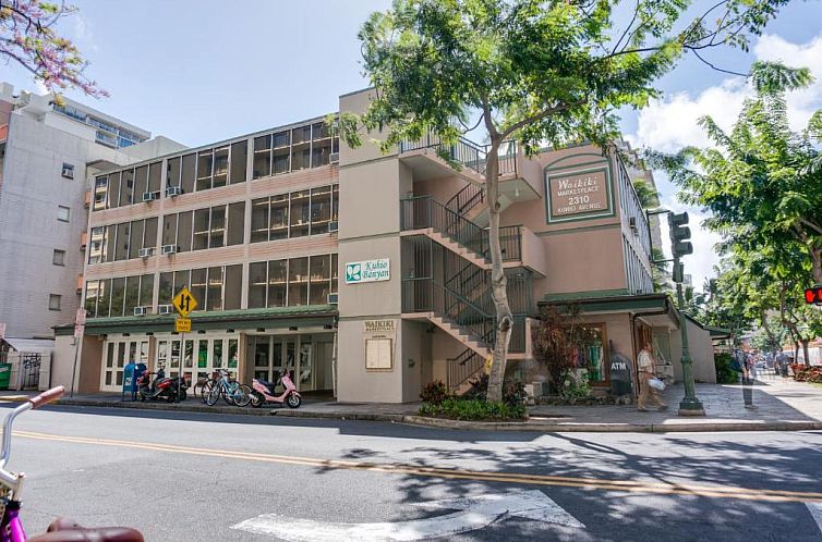 Kuhio Banyan Hotel (with Kitchenettes)