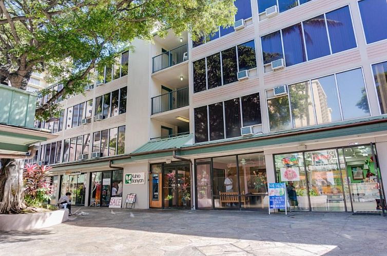 Kuhio Banyan Hotel (with Kitchenettes)