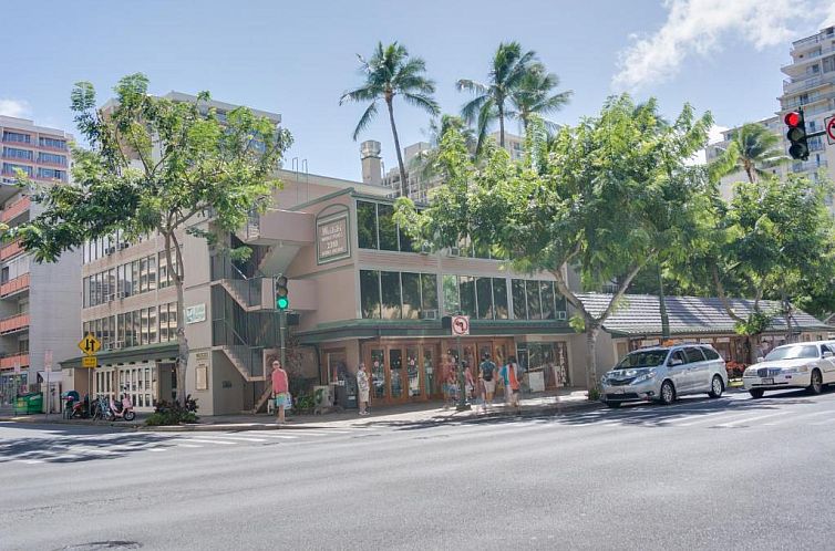 Kuhio Banyan Hotel (with Kitchenettes)