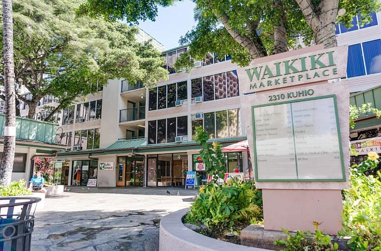 Kuhio Banyan Hotel (with Kitchenettes)