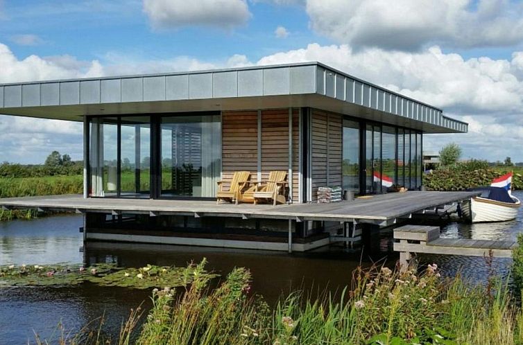 Quaint House Boat in Goeingahuizen with Sauna