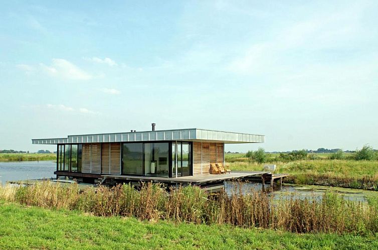 Quaint House Boat in Goeingahuizen with Sauna