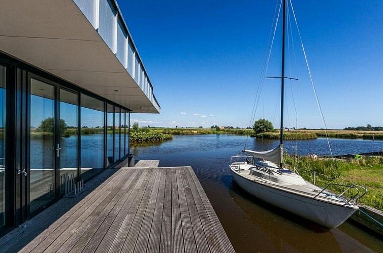 Quaint House Boat in Goeingahuizen with Sauna