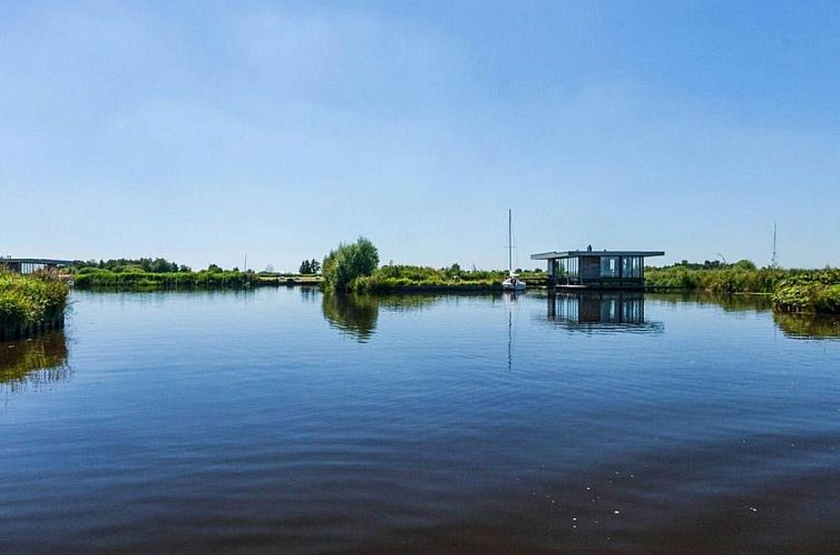 Quaint House Boat in Goeingahuizen with Sauna