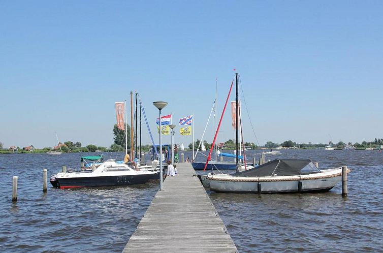 Quaint House Boat in Goeingahuizen with Sauna