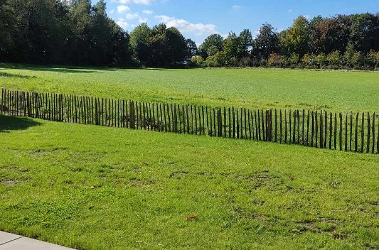 Moderne villa met zwembad en kinderboerderij