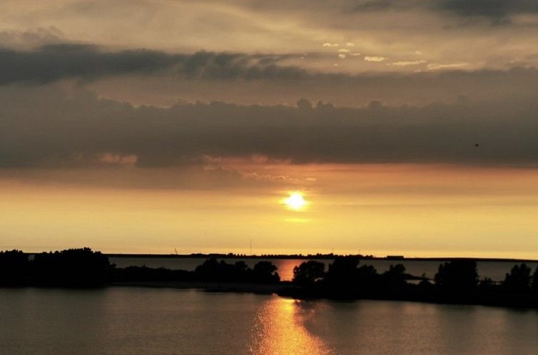 Prachtige geschakelde villa aan ijsselmeer