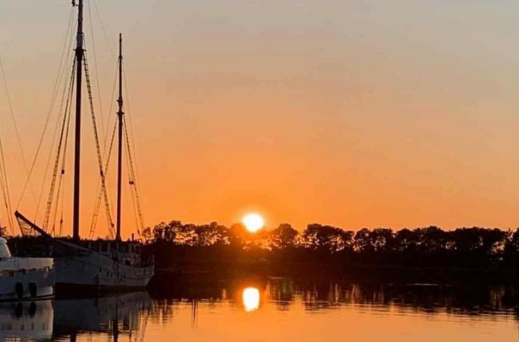 Prachtige 4 persoons glamtainer in Friesland aan het water