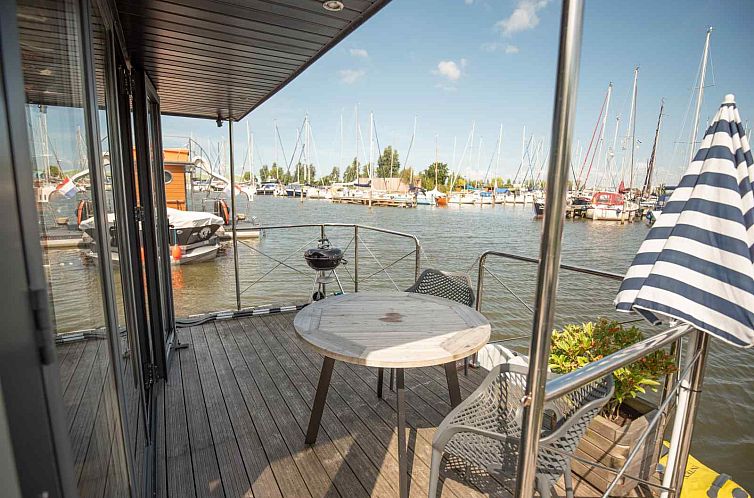 Knusse 4 persoons House boat met uitzicht over het water in