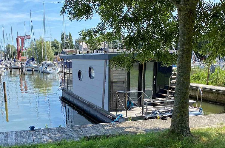 Knusse 4 persoons House boat met uitzicht over het water in