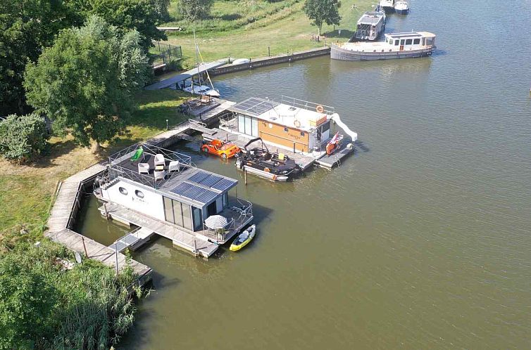 Knusse 4 persoons House boat met uitzicht over het water in