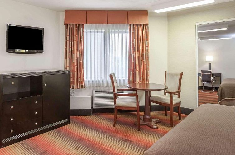 Howard Johnson by Wyndham Newark Airport