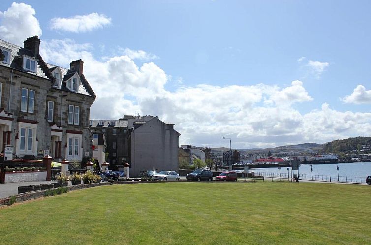 Corran House Guest House & Hostel