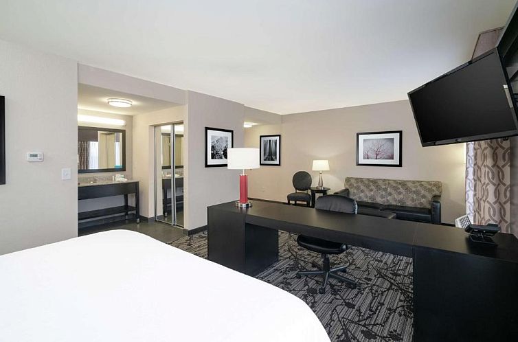 Hampton Inn and Suites Roanoke Airport/Valley View Mall