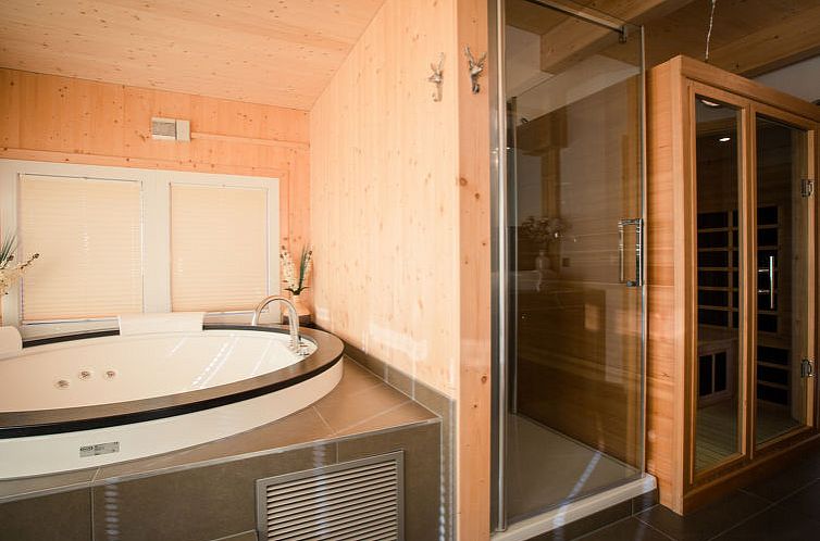 Vakantiehuis #48 mit IR-Sauna und Sprudelbad aussen