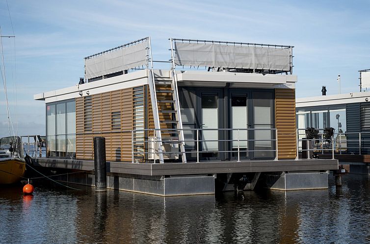 Houseboat met dakterras en eigen aanlegsteiger -