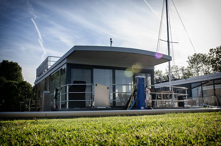 Houseboat met dakterras en eigen aanlegsteiger -