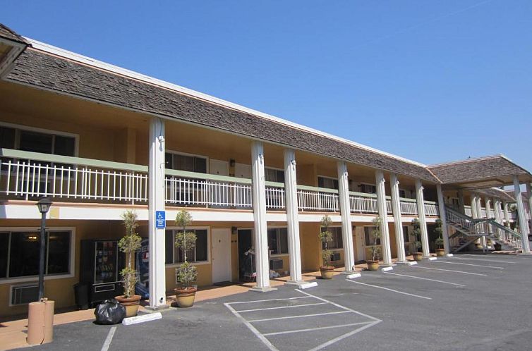 Caravelle Inn & Suites