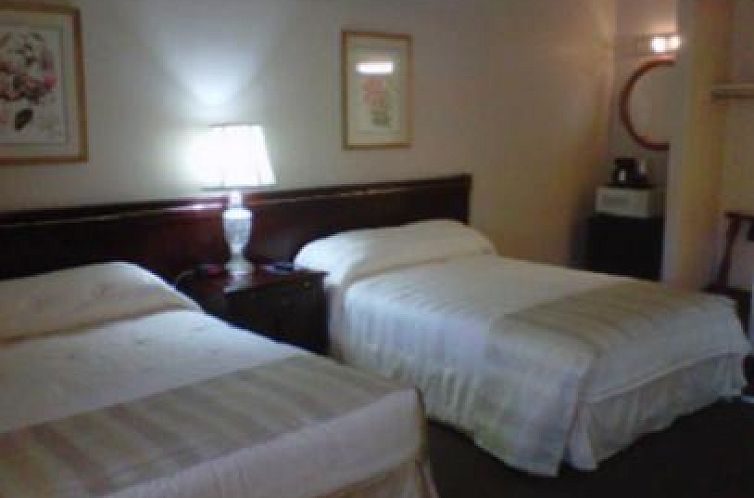 Caravelle Inn & Suites