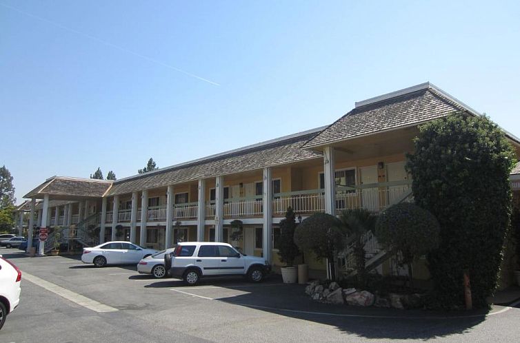 Caravelle Inn & Suites