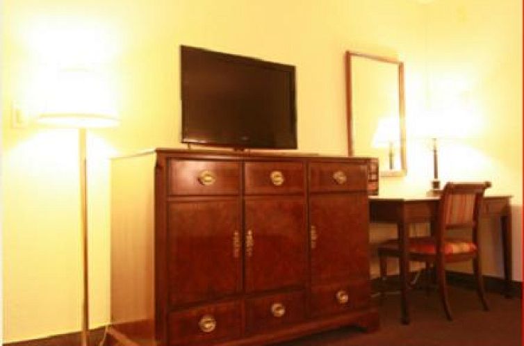 Caravelle Inn & Suites