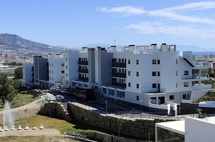 Nieuw luxe appartement met groot balkon en uitzicht op zee