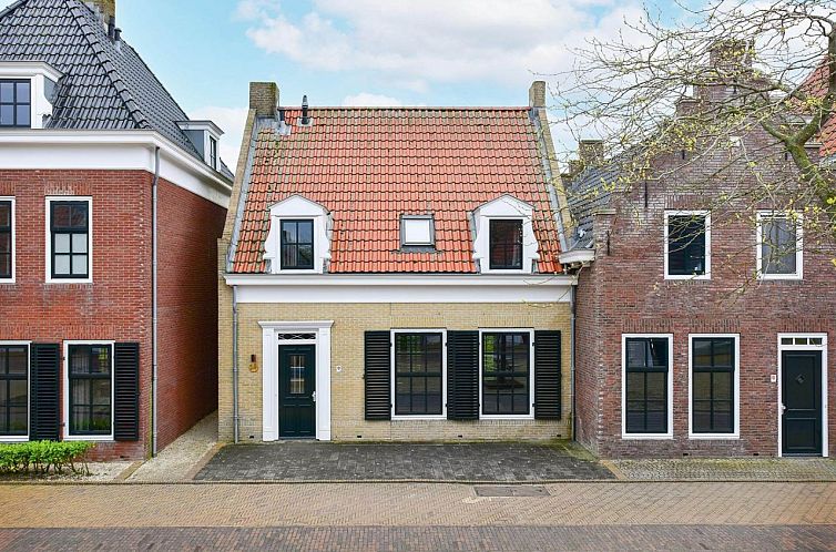 Geschakelde woning in Friesland, Nederland