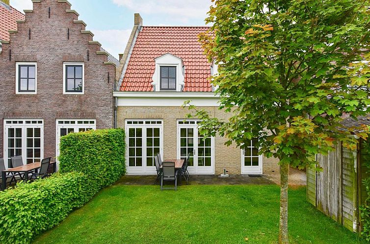 Geschakelde woning in Friesland, Nederland