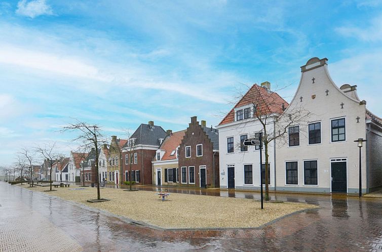 Geschakelde woning in Friesland, Nederland