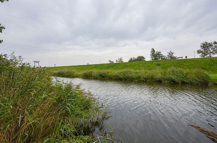 Geschakelde woning in Friesland, Nederland