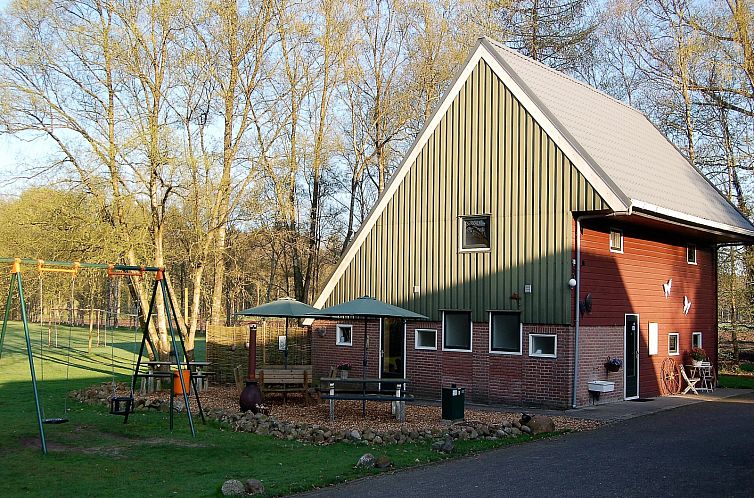 Mooi 12 persoons vakantiehuis midden in het bos in Drenthe