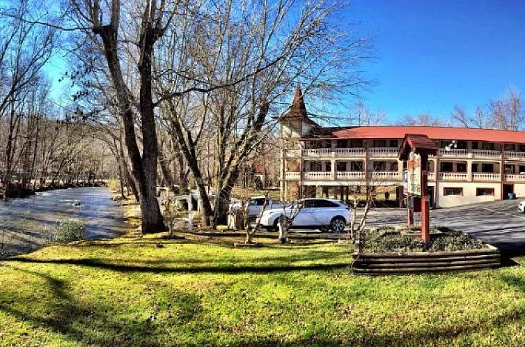 Riverbend Motel & Cabins