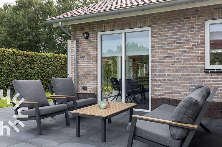 Modern 4 persoons vakantiehuis met riante tuin en terras aan