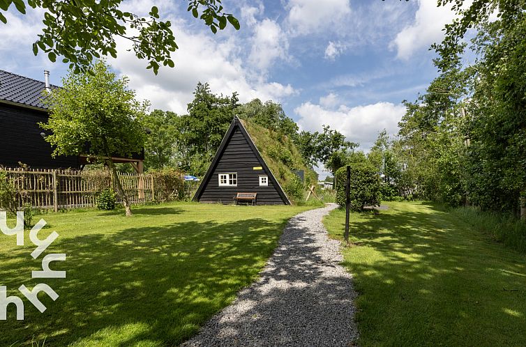 Idylische 4 persoons Drentse Plaggenhut naast een wijngaard