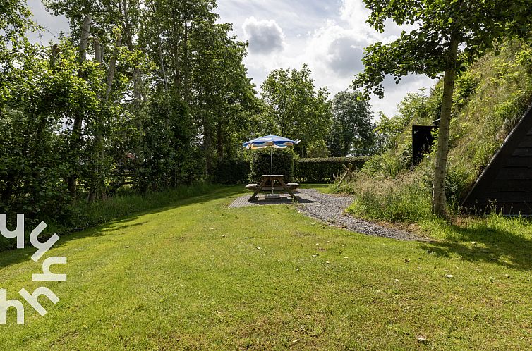 Idylische 4 persoons Drentse Plaggenhut naast een wijngaard