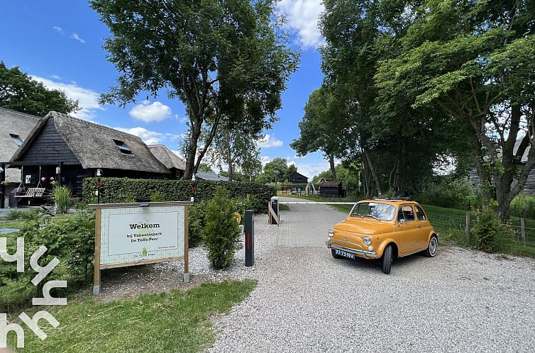 Idylische 4 persoons Drentse Plaggenhut naast een wijngaard